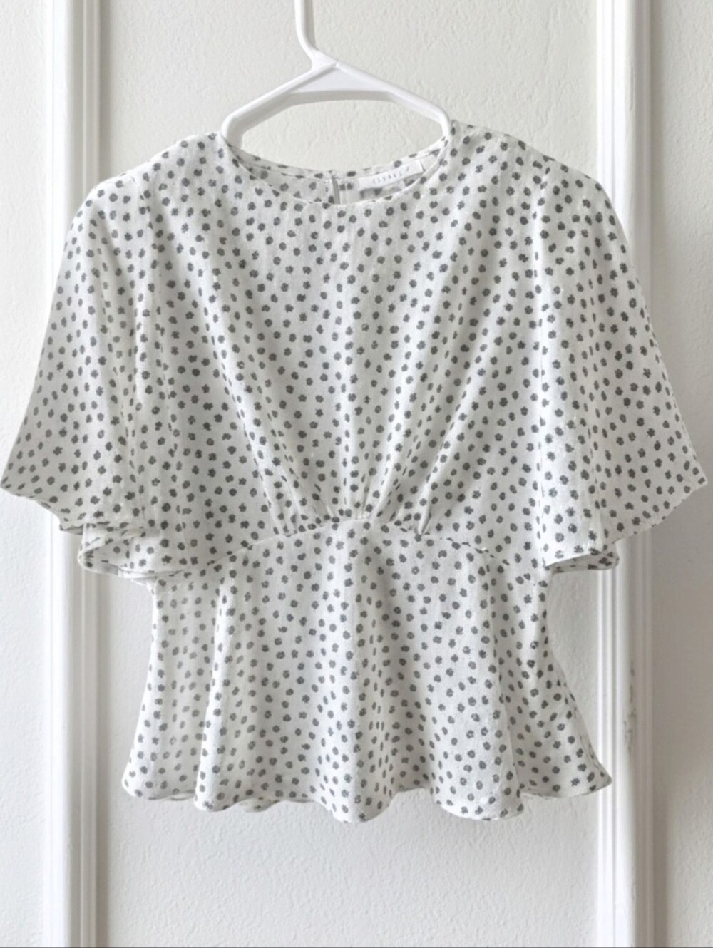 Topshop White & Black Dot Cropped Open Back Flutter Sleeve Blouse, Size 2